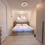 Apartman M - Luxury With Private Pools Punat
