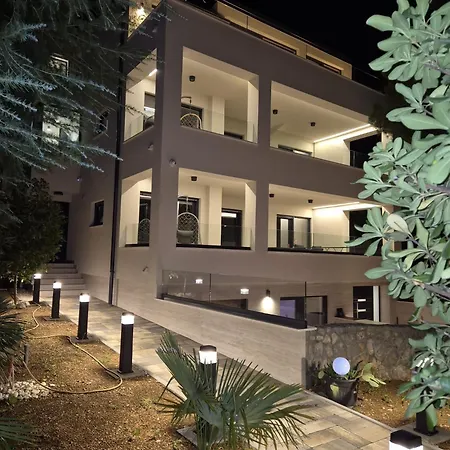 M - Luxury With Private Pools * Punat