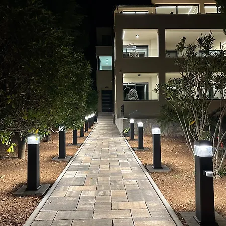 M - Luxury With Private Pools