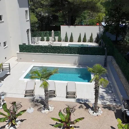 M - Luxury With Private Pools Punat