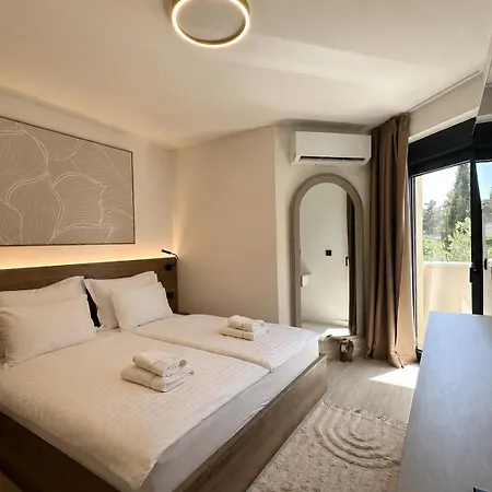M - Luxury With Private Pools *