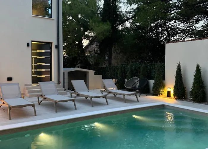 M - Luxury With Private Pools Apartment