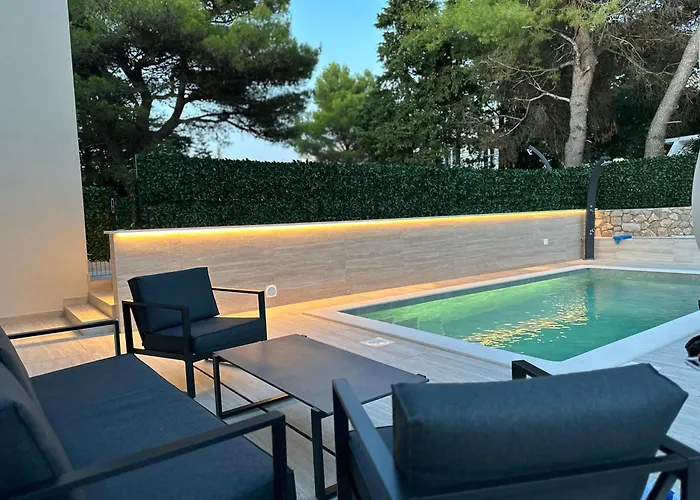 M - Luxury With Private Pools