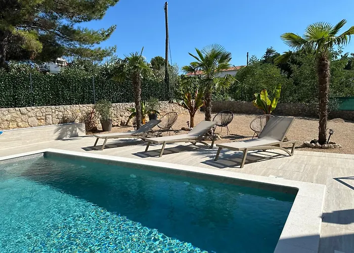 M - Luxury With Private Pools Apartment Punat