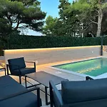 M - Luxury With Private Pools