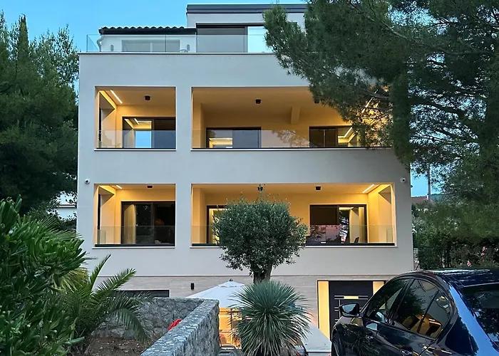 M - Luxury With Private Pools