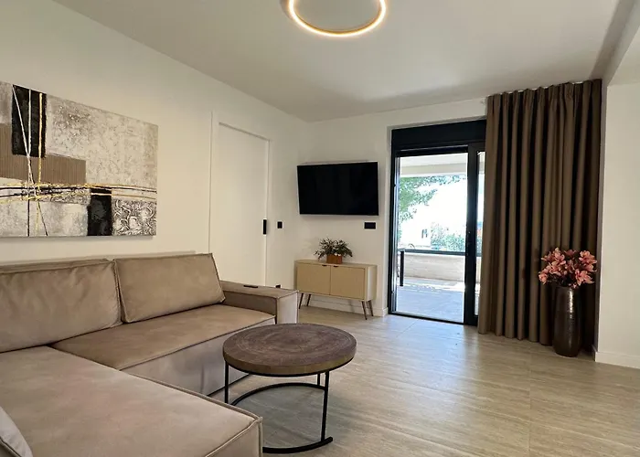 M - Luxury With Private Pools