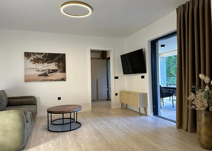 M - Luxury With Private Pools